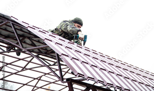 Wallpaper Mural The worker sets the metal sheets on the weight. Torontodigital.ca