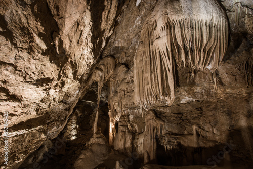 intérieur de la grotte de Trabuc, site géologique d'exception dans les Cévennes