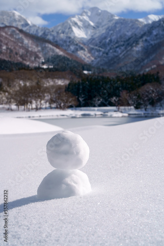 雪山と凍った湖の前にひとつある小さな雪だるま © ZUN