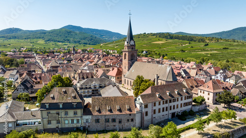 Vue aérienne du village de Bergheim, Alsace. L'un des plus beaux villages de France photo
