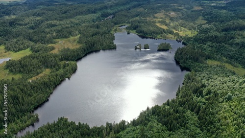 survol de lacs et forets scandinaves photo