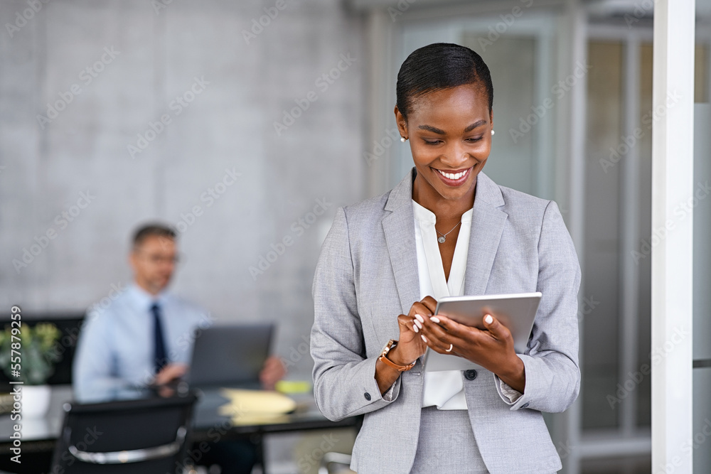 Black business woman using digital tablet in meeting room - obrazy, fototapety, plakaty 