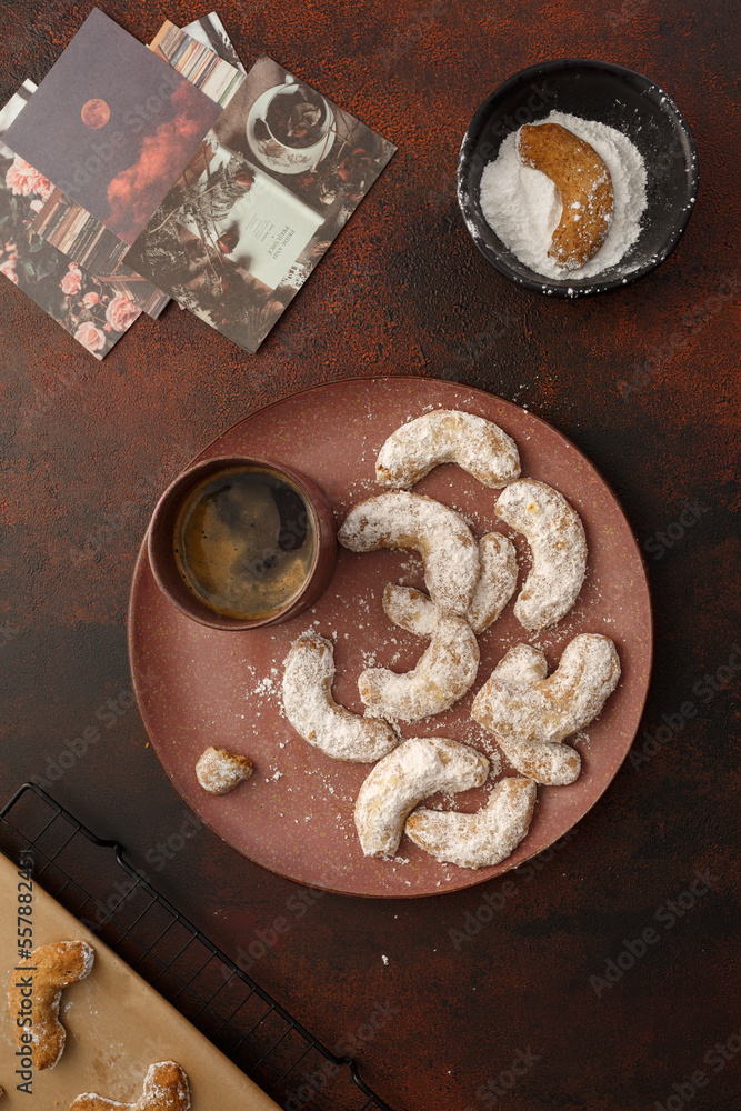 Biscuits aux noix dans une assiette rose avec une tasse de café Biscuits aux noix dans une assiette rose avec une tasse de café