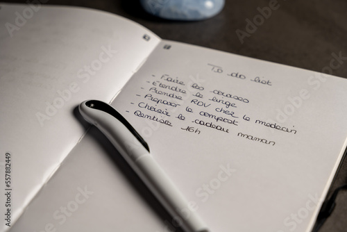 to do list liste de chose à faire sur un carnet avec un stylo posé photo
