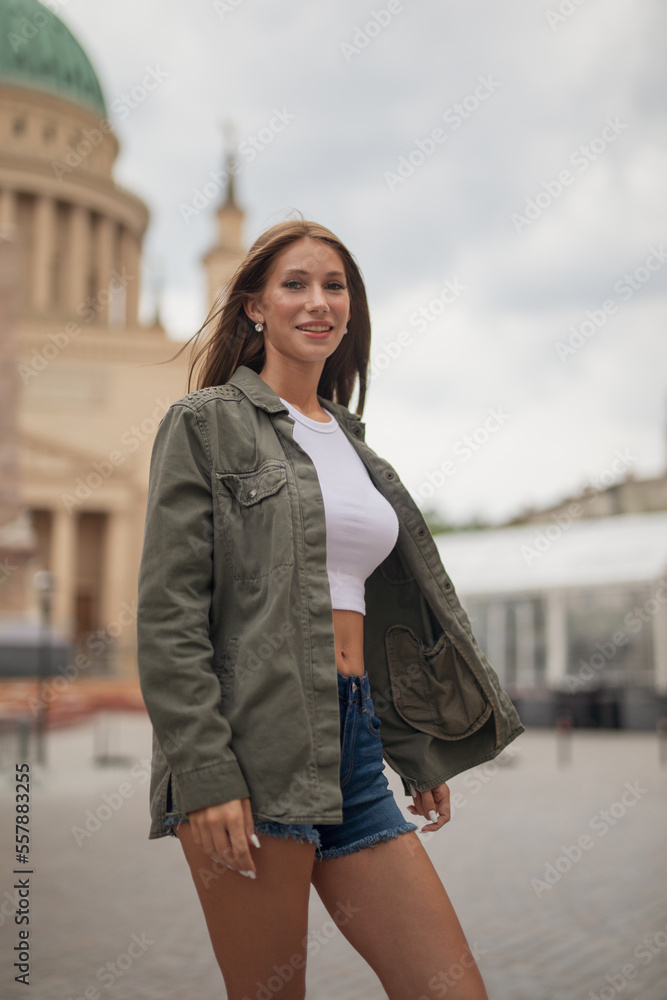 Elegante Glamouröse Schöne Junge Sportliche Frau im mint grünen Blazer Kleid im Park mit Palmen bei Berlin Elegante Glamouröse Schöne Junge Sportliche Frau im mint grünen Blazer Kleid im Park mit Palmen bei Berlin