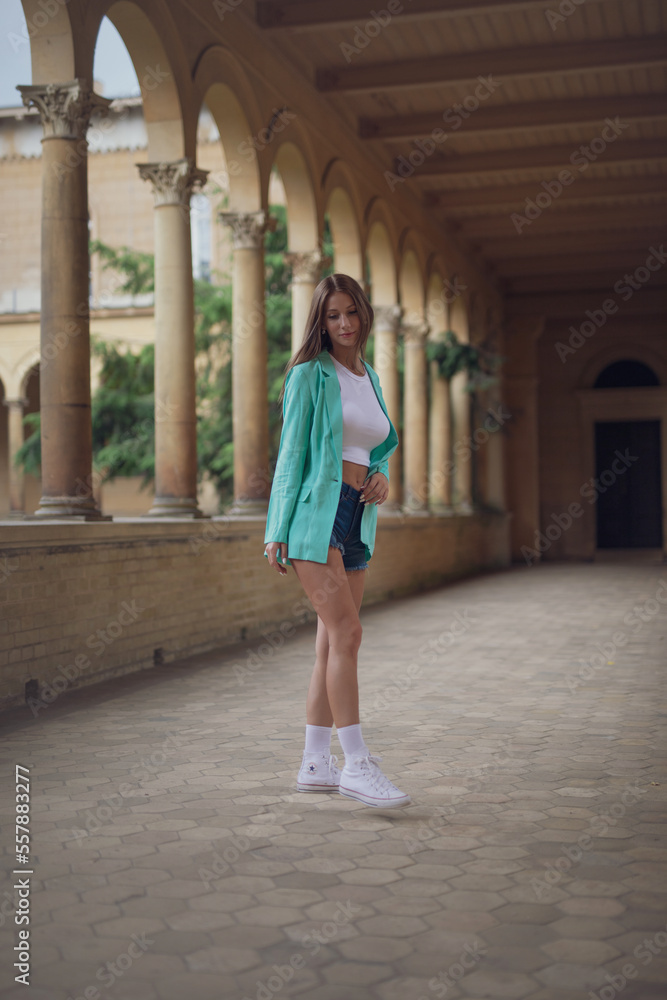 Elegante Glamouröse Schöne Junge Sportliche Frau im mint grünen Blazer Kleid im Park mit Palmen bei Berlin