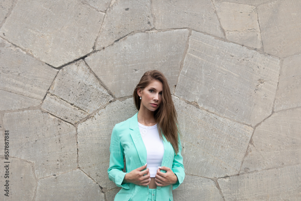 Elegante Glamouröse Schöne Junge Sportliche Frau im mint grünen Blazer Kleid im Park mit Palmen bei Berlin Elegante Glamouröse Schöne Junge Sportliche Frau im mint grünen Blazer Kleid im Park mit Palmen bei Berlin