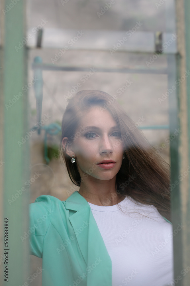 Elegante Glamouröse Schöne Junge Sportliche Frau im mint grünen Blazer Kleid im Park mit Palmen bei Berlin Elegante Glamouröse Schöne Junge Sportliche Frau im mint grünen Blazer Kleid im Park mit Palmen bei Berlin