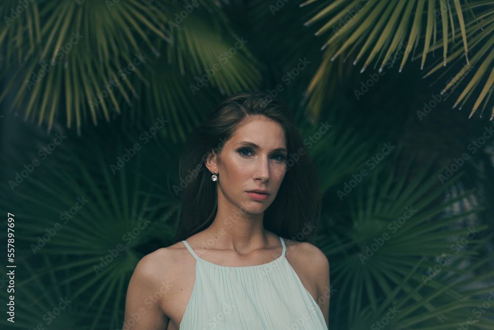 Elegante Schöne Junge Sportliche Frau im mint grünen Kleid im Park mit Palmen bei Berlin Elegante Schöne Junge Sportliche Frau im mint grünen Kleid im Park mit Palmen bei Berlin
