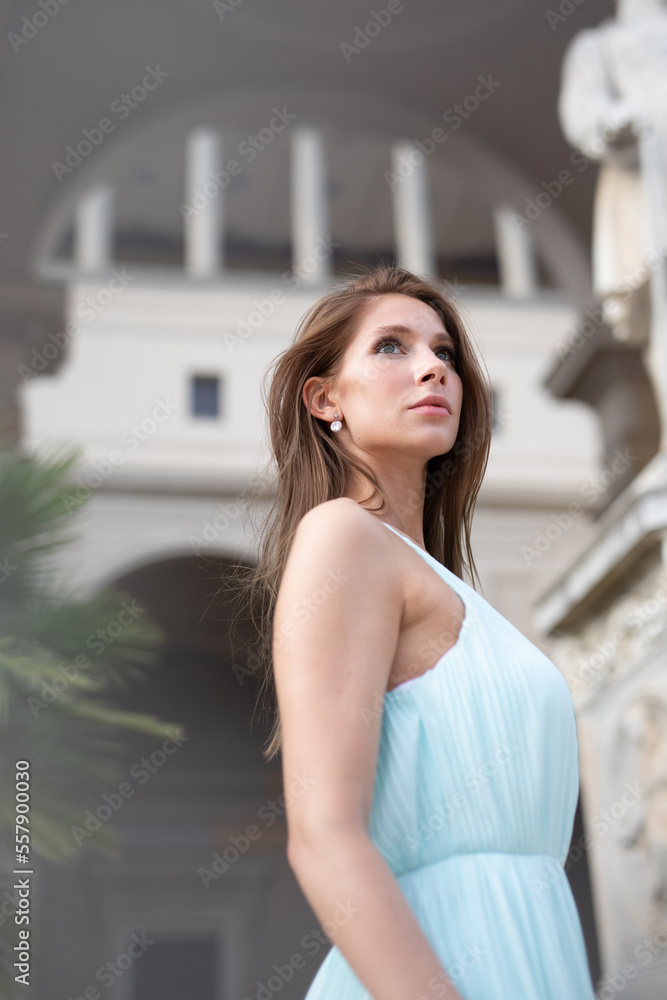 Elegante Schöne Junge Sportliche Frau im mint grünen Kleid im Park mit Palmen bei Berlin Elegante Schöne Junge Sportliche Frau im mint grünen Kleid im Park mit Palmen bei Berlin