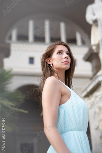 Elegante Schöne Junge Sportliche Frau im mint grünen Kleid im Park mit Palmen bei Berlin