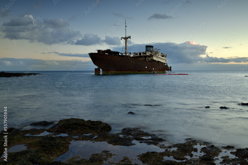 Das Schiffswrack der Telamon liegt verlassen am Hafen von Arrecife auf der Kanareninsel Lanzarote in der Dämmerung.