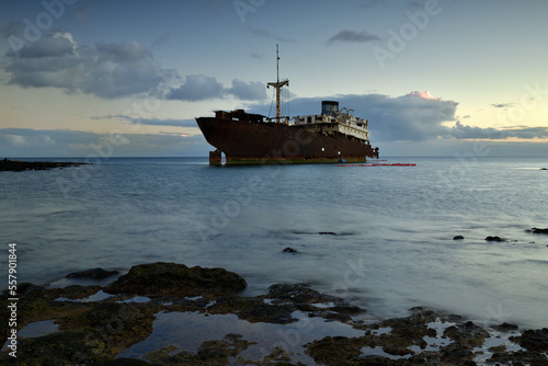 Das Schiffswrack der Telamon liegt verlassen am Hafen von Arrecife auf der Kanareninsel Lanzarote in der Dämmerung. © Fotolla