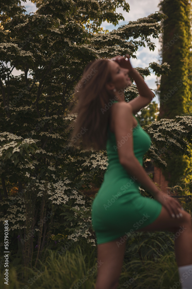 Elegante Schöne Junge Sportliche Frau im mint grünen Kleid im Park mit Palmen bei Berlin Elegante Schöne Junge Sportliche Frau im mint grünen Kleid im Park mit Palmen bei Berlin