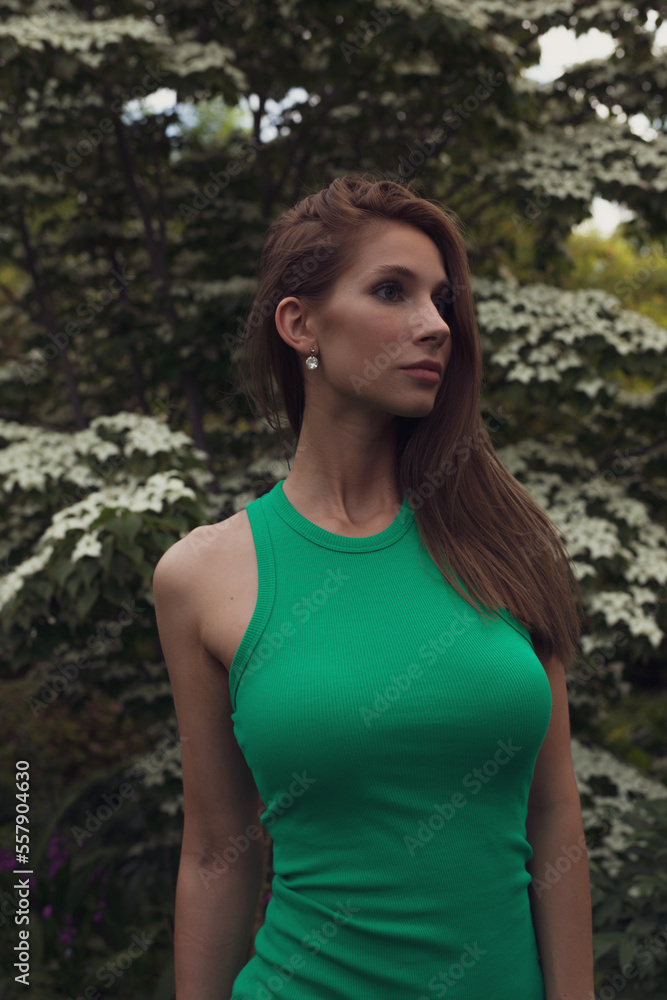 Elegante Schöne Junge Sportliche Frau im mint grünen Kleid im Park bei Berlin Elegante Schöne Junge Sportliche Frau im mint grünen Kleid im Park bei Berlin