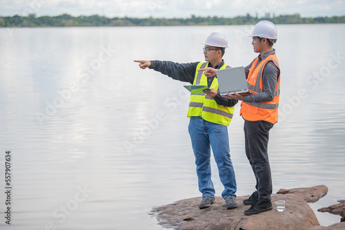 Valokuva Environmental engineers inspect water quality,Bring water to the lab for testing