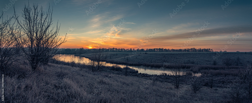 Obraz premium Winter sunrise on river