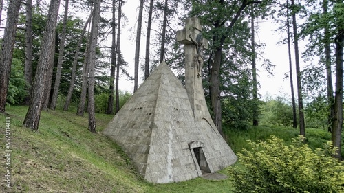 Piramida w Zagórzanach, grobowiec piramidalny o wysokości 10 metrów, Małopolska, photo