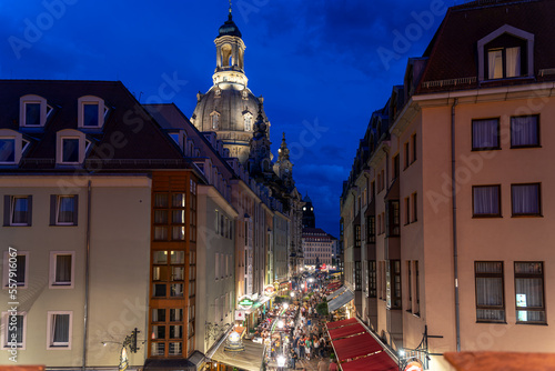Dresden - M  nzgasse und Frauenkirche zur Abendstunde