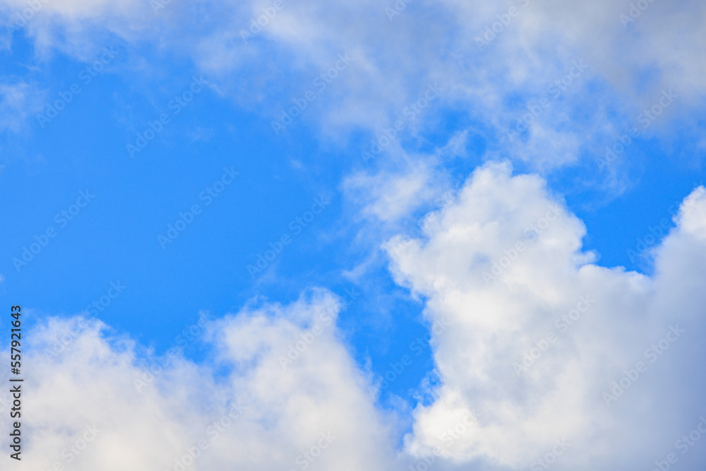 Obraz premium Puffy white clouds and blue sky on sunny day