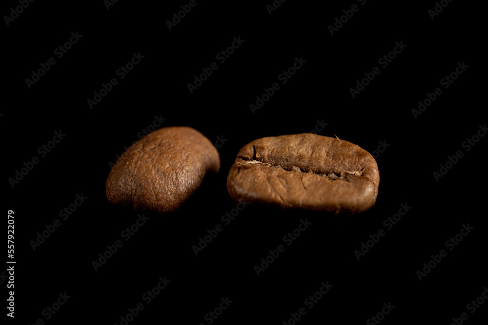 Obraz premium Close-up coffee beans on a black background. Macro shot of coffee beans.