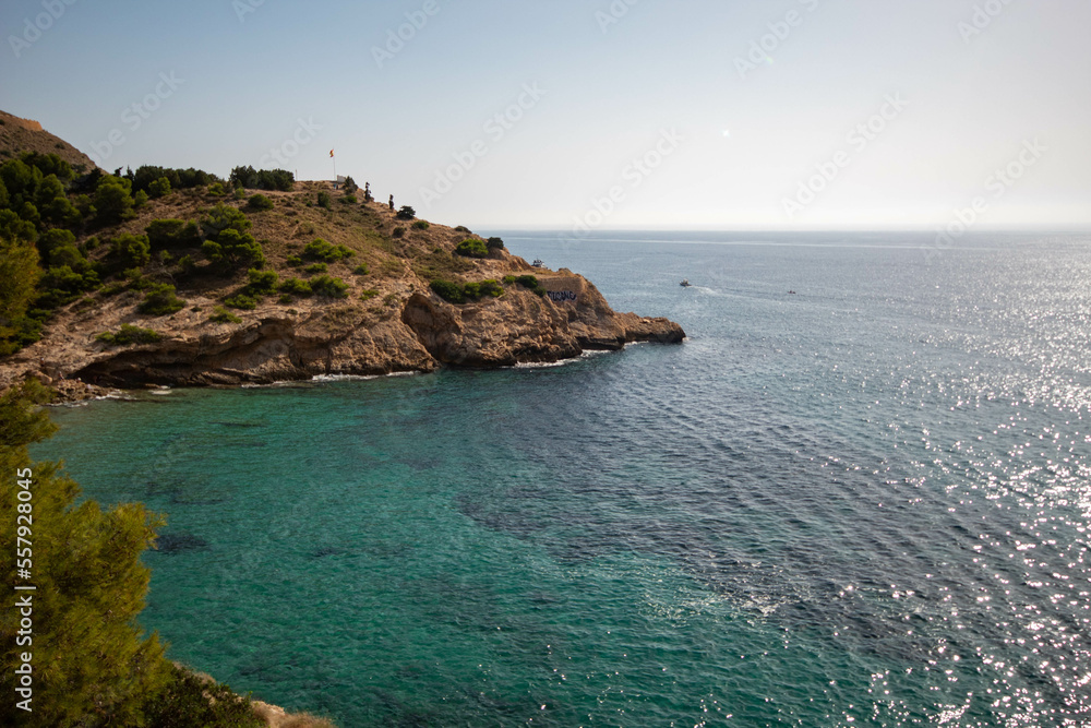 Panorámica del paisaje visto desde el mirador de Benidorm con el agua tranquila del mar Mediterráneo y el precioso cielo azul soleado de su clima. Panorámica del paisaje visto desde el mirador de Benidorm con el agua tranquila del mar Mediterráneo y el precioso cielo azul soleado de su clima.