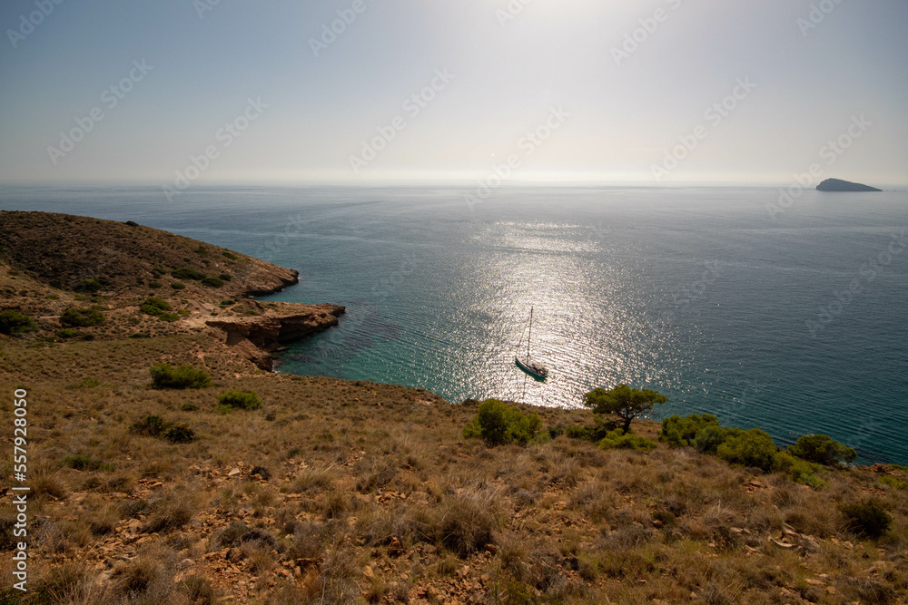 Panorámica del paisaje visto desde el mirador de Benidorm con el agua tranquila del mar Mediterráneo y el precioso cielo azul soleado de su clima.