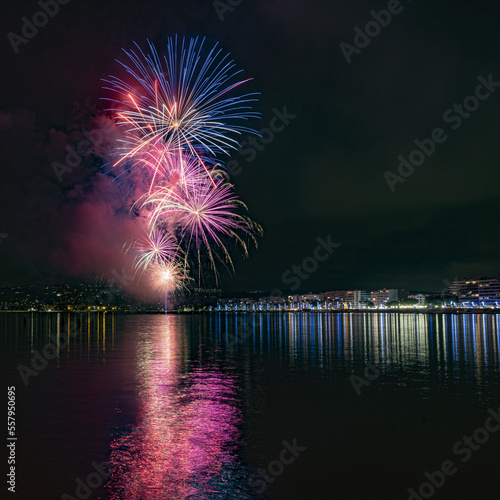 feu d'artifice du nouvel an 2023 dans la baie de Juan les Pins depuis le Cap d'Antibes avec de magnifiques couleurs et un spectacle magnifique pour bien commencer la nouvelle année