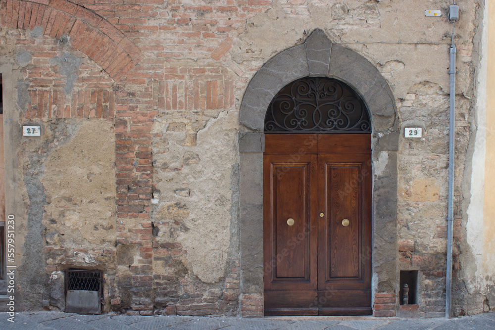 Alte italienische braune Holztüre von einem Steinhaus.