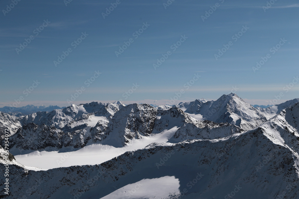 Alpen im Pitztal im Herbst mit Schnee bei Sonnenschein Alpen im Pitztal im Herbst mit Schnee bei Sonnenschein