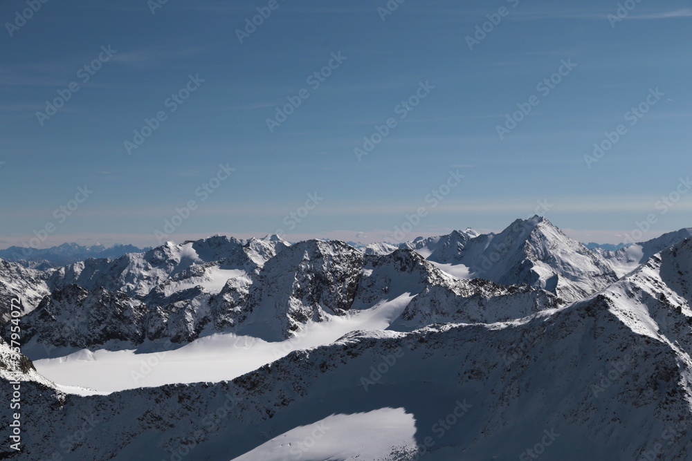 Alpen im Pitztal im Herbst mit Schnee bei Sonnenschein