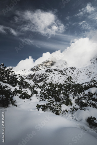 Widok z Doliny Gąsienicowej na Kościelec. Tatry Polskie. Tarty zimą. Puch śniegu. Wędrówka po zaśnieżonych szlakach