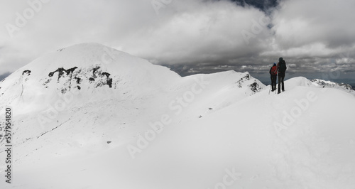 Spacer turystów w Tatrach Zachodnich w zimowej aurze. Panorama na Tatry polskie i słowackie
