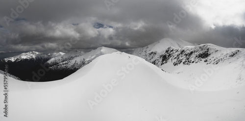 Panorama zimowa na Tatry. Duża ilość śniegu z zagrożeniem lawinowym