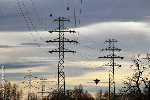 Duże słupy energetyczne z przewodami elektrowni dostarczają prąd elektryczny do miasta photo