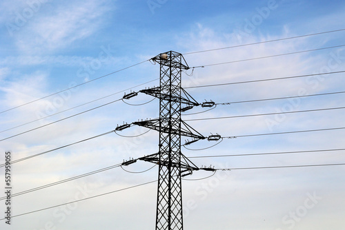 Duże słupy energetyczne z przewodami elektrowni dostarczają prąd elektryczny do miasta