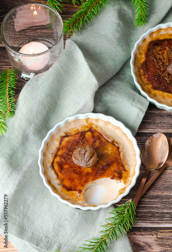 Obraz na plátně Plat de porcelaine avec crème brulée à la châtaigne