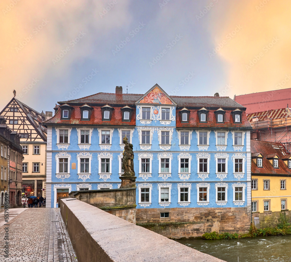 Blaues Haus mit Kunigunden-Statue an der unteren Brücke in Bamberg, Deutschland
