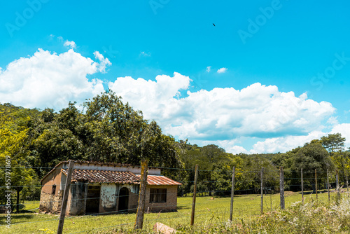 Paraguay casa antigua en campo con hermoso cielo azul