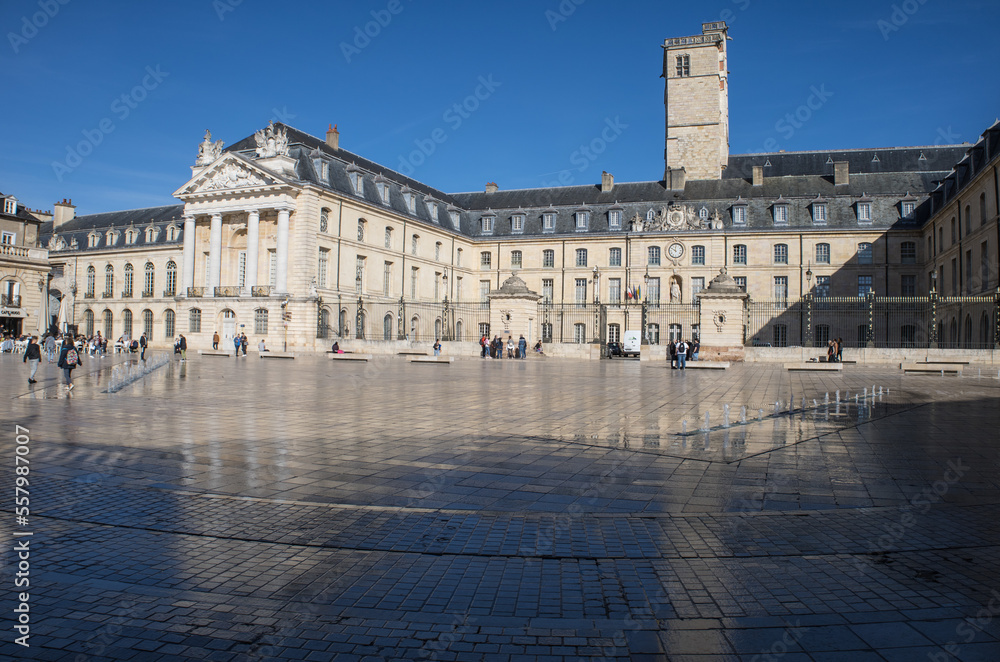place de la Libération avec Palais des ducs et hôtel de Ville à Dijon