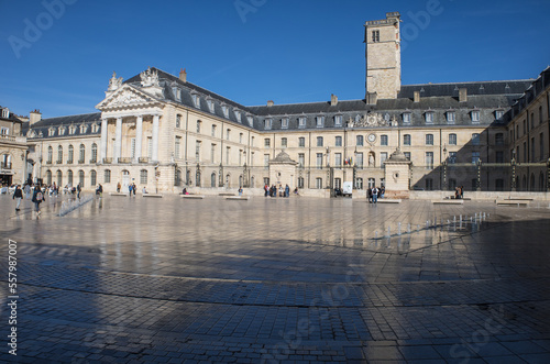 place de la Libération avec Palais des ducs et hôtel de Ville à Dijon