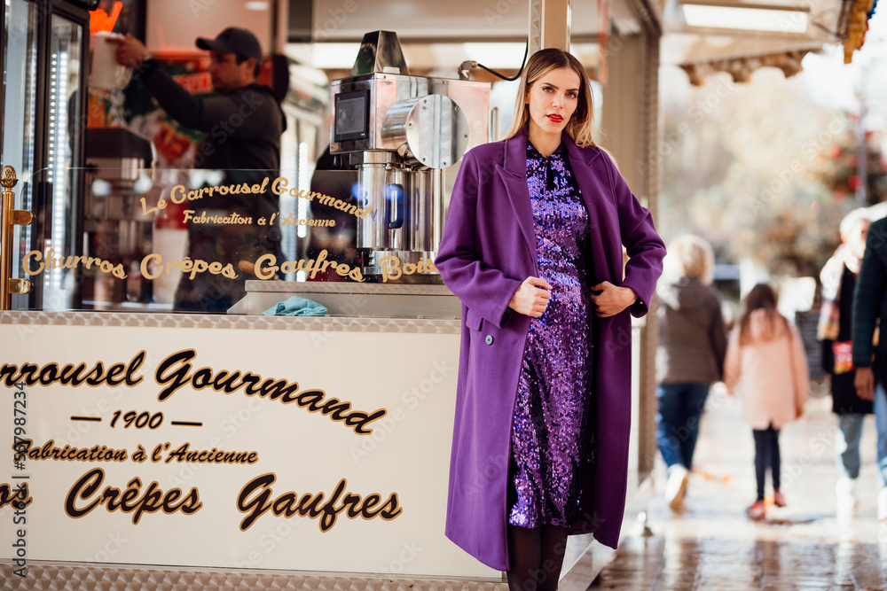 Mannequin femme dans Aix en Provence en France à Noel en hiver.