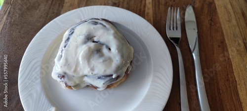 Cinnamon Roll on a table, Angerichtete Zimtschnecke, selbstgebacken, baked, lecker, yummi, 