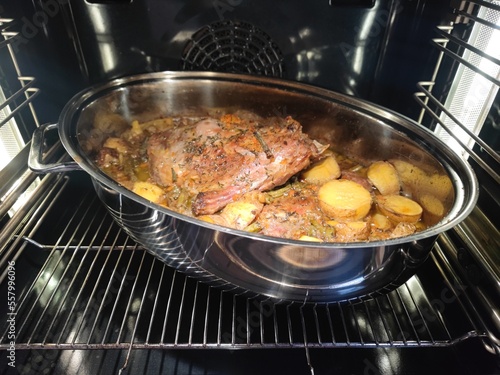 Braten im Ofen, Gans im Bräter, Ofengerichte, Kartoffel, Lecker, Hausmannskost, Gutbürgerlich, Frying in the oven, goose in the roasting, oven dishes, potatoes, treats, home cooking, home cooking,