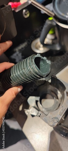 Defekte Kaffeemaschine Vollautomat, broken part of a coffee machine, reparatur, Riss, Schlauch gerissen, Rohr gerissen