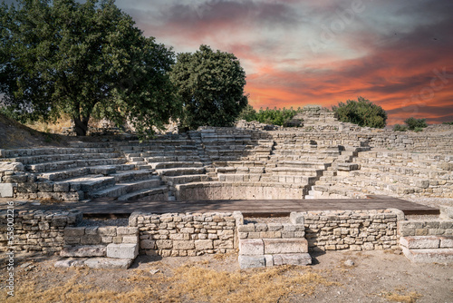 Foto Amphitheater, the ruins (Remains) of the ancient Greek city of Troy (Troia) are in the archaeological park of Troy (Truva), near Çanakkale province in Western Turkey