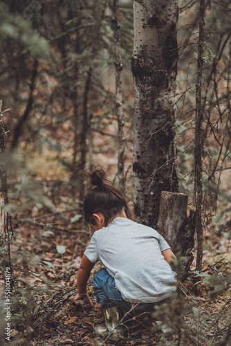 Fototapeta Naklejka Na Ścianę i Meble -  Toddler in woods