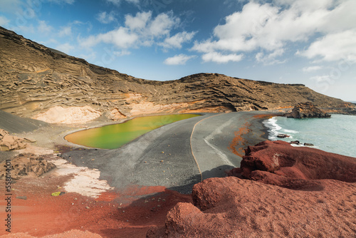 Charco de los Clicos - der grüne See in einem zur Hälfte versunkenen Vulkankrater an der Westküste von Lanzarote