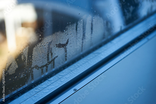 窓枠・結露・湿気・湿度・冬・乾燥・温度差・水滴・窓
