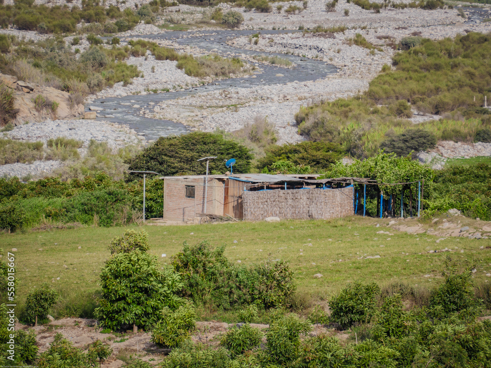 Casa de campo en valle rodeado de montañas con rio, Valle de Huachingas, Perú, Sudamérica Casa de campo en valle rodeado de montañas con rio, Valle de Huachingas, Perú, Sudamérica